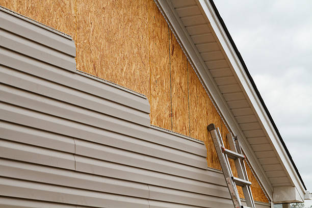 Professional Siding technician working in Harrisburg, OR